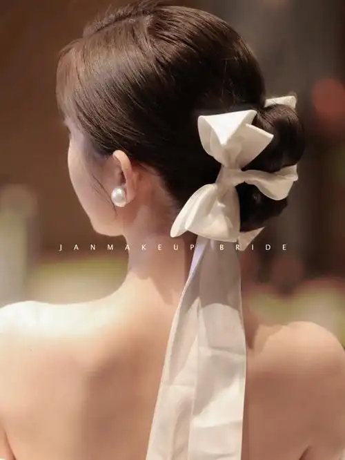 小红大热的蝴蝶结缎面丝带盘发