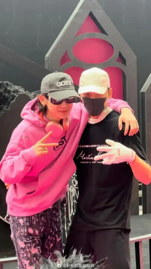 ninepercent小鬼王琳凯 王子异潮流展同框拥抱朱正廷去看尤长靖音乐节