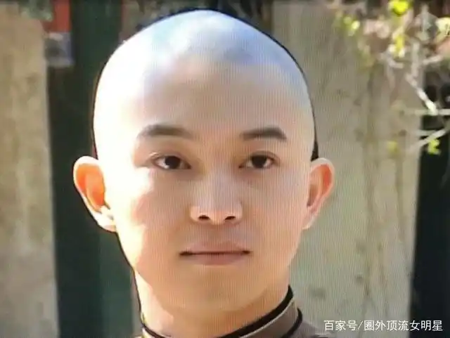 年轻时的沙溢也是一个眉目俊朗的白面书生.