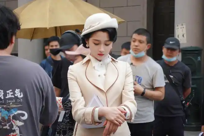 关晓彤米色民国造型