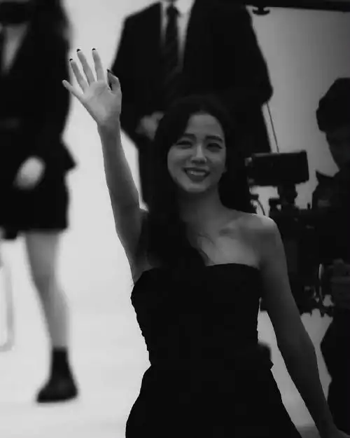 组图:blackpink金智秀穿黑色抹胸裙看秀 挥手打招呼笑容灿烂