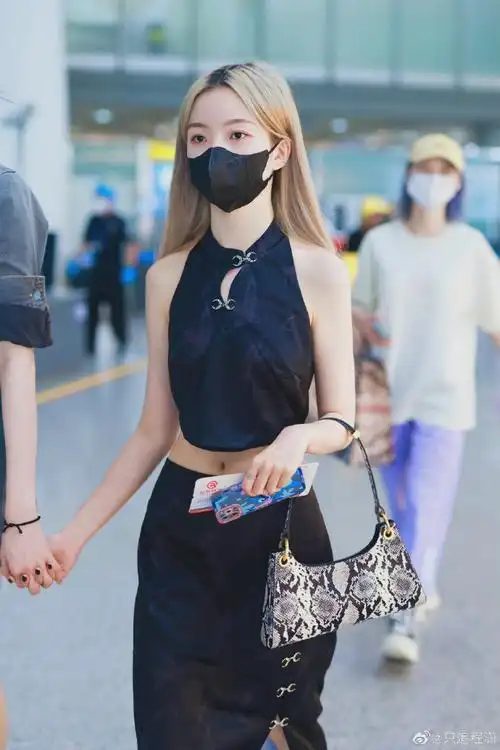 陈卓璇今日机场出发饭拍分享,对扣装饰改良旗袍套装搭配黑白拼色板鞋