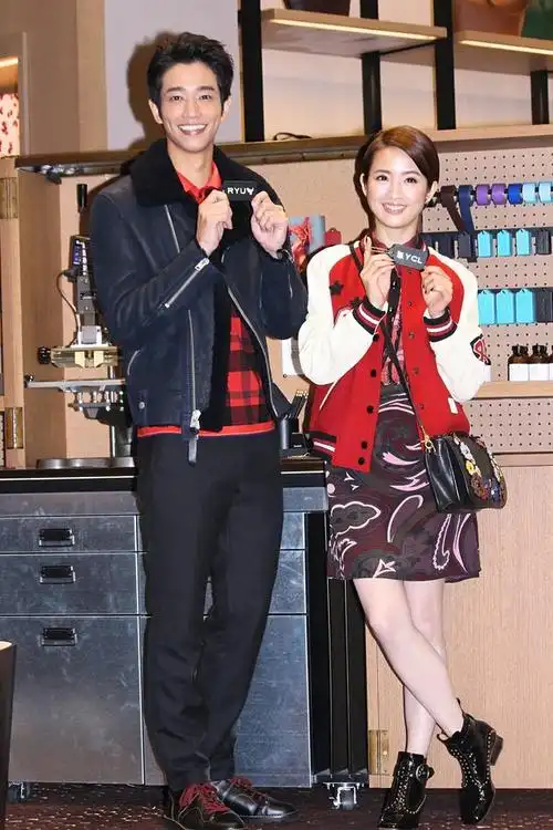 林依晨(右)刘以豪