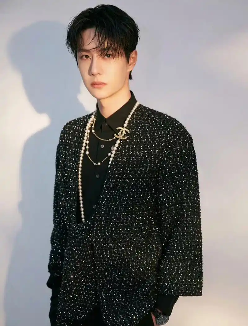 香奈儿# #王一博香奈儿看秀造型# #王一博# chanel2024早春秀一秀,帅