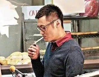 谢霆锋对着俩儿子都敢猛抽烟,一恋爱就戒了让张柏芝怎么想?