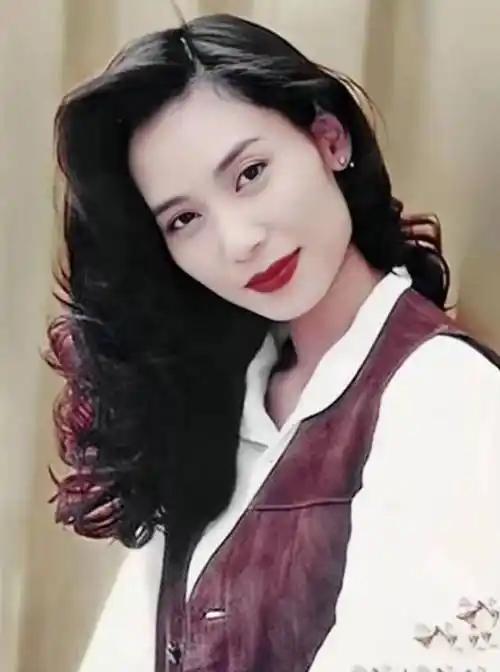 最后全家搬进了狭窄的阁楼里生活,所以小时候的邝美云,就是在阁楼里