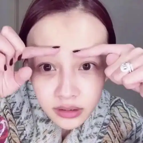 孙怡直播卸妆秀素颜无意间却被ta抢了镜