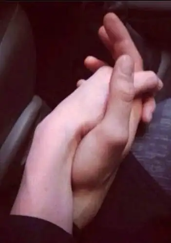 车上牵手情侣大图