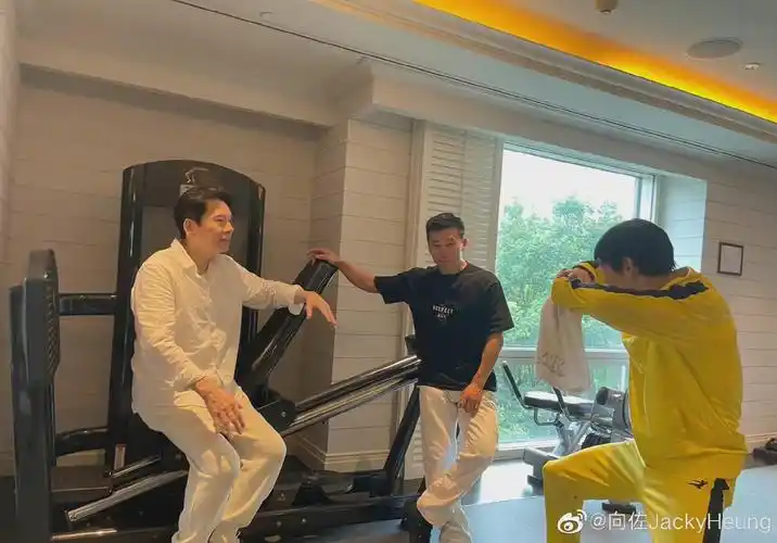 向佐与向华强过招,向华强状态真的太好了吧,完全看不出年龄啊