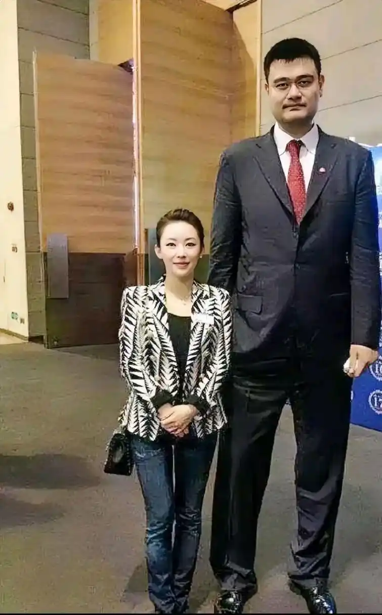 姚明和潘晓婷,两个明星球员,一个打大球,一个打小球.  潘晓婷身高1.