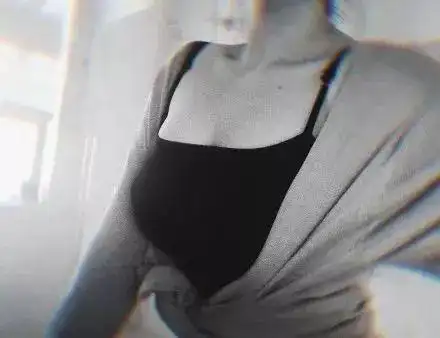 网友自拍晒胸大的烦恼:站着抖胸不腰疼,e杯不知a杯饥!_网易订阅