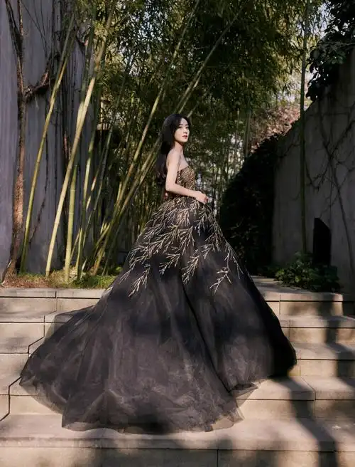 赵丽颖 2020腾讯星光大赏礼服黑的五彩斑斓流光缤纷亮片长裙