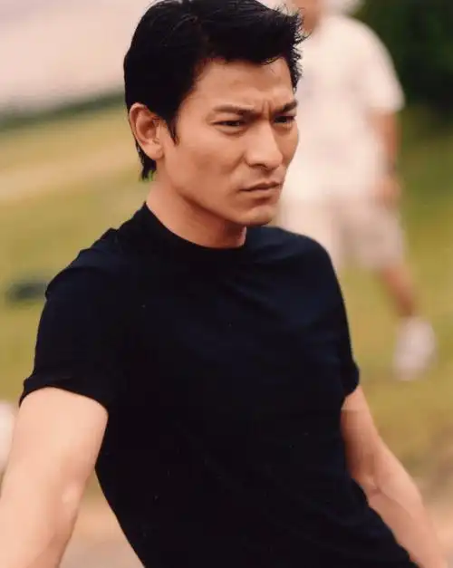 刘德华出道40周年,直播首秀2小时人数突破1亿,这才是真"顶流"