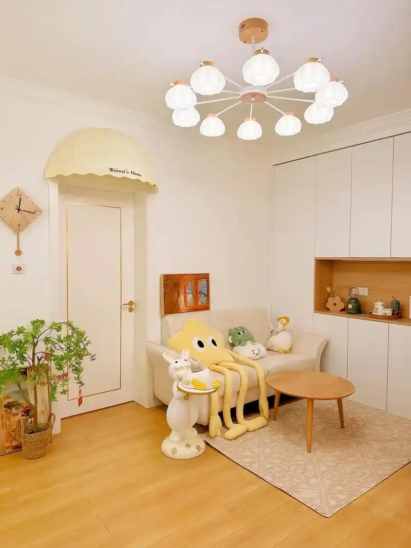 小户型听我一句劝,原木风客厅就选这个吊灯.7255平的小家,没 - 抖音
