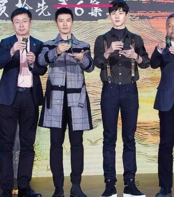 别被他们的脸骗了,这些男明星只是看着矮,其实身高都超过了180_cm