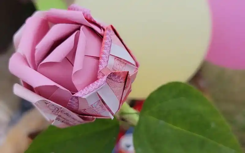 会长钱的玫瑰花,情人节折一朵送给你爱的人,超详细视频3分钟教会你