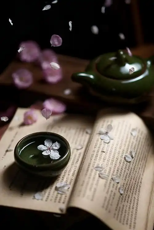 落花古书和茶图片