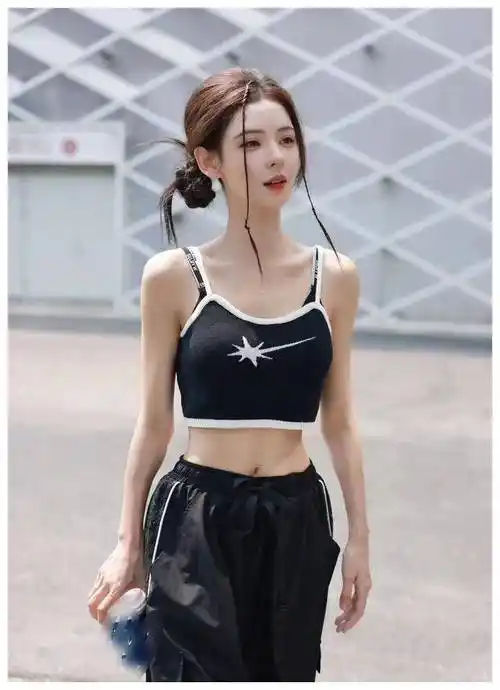 张予曦穿黑色运动背心惊艳亮相小蛮腰与脸同宽颜值与身材并存