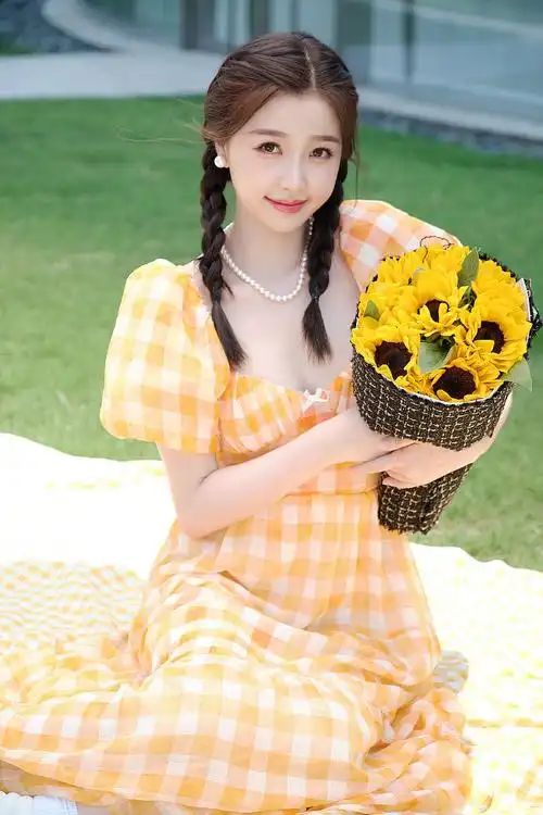 虞书欣发布你好星期六花絮照扎双麻花辫穿小黄裙明媚少女