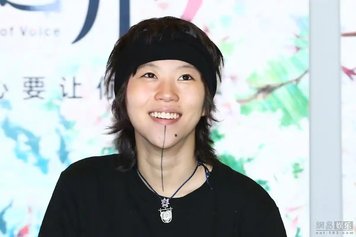 窦靖童个性纹身助阵声之形首映