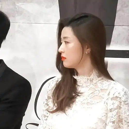 最近以标志性s弯刘海波浪卷发亮相的全智贤,松弛感与气场兼具,梦回千