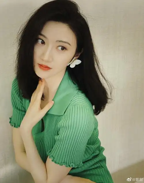 景甜晒"新鲜营业"照穿绿色上衣戴蝴蝶耳饰春意满满,不愧是人间富贵花