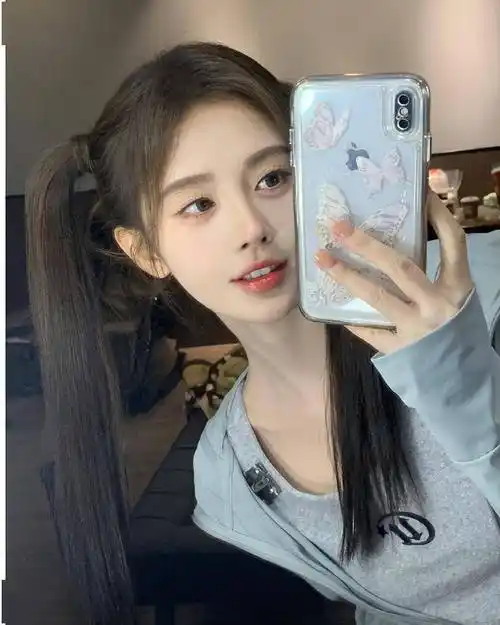 鞠婧祎晒自拍照,黑裙露香肩美腿,甜美又可人!_包括_网友_生活