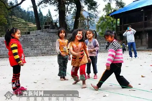 赤脚学生照片引关注 冰天雪地不能让孩子再打赤脚