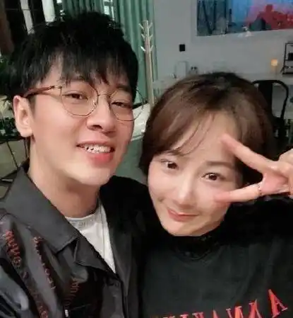 杨紫张一山参加北电同学聚会,同学晒全素颜照片,二人显老变化大_状态