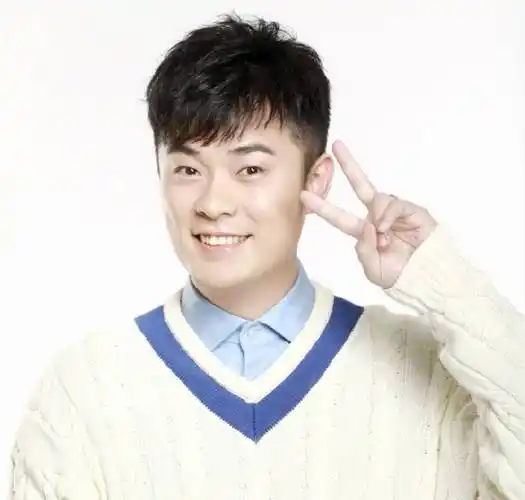 陈赫晒九宫格照片,各种表情的比耶!