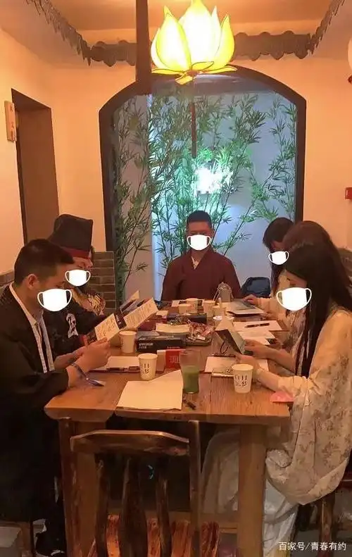 青年们在活动现场沉浸式体验剧本杀.