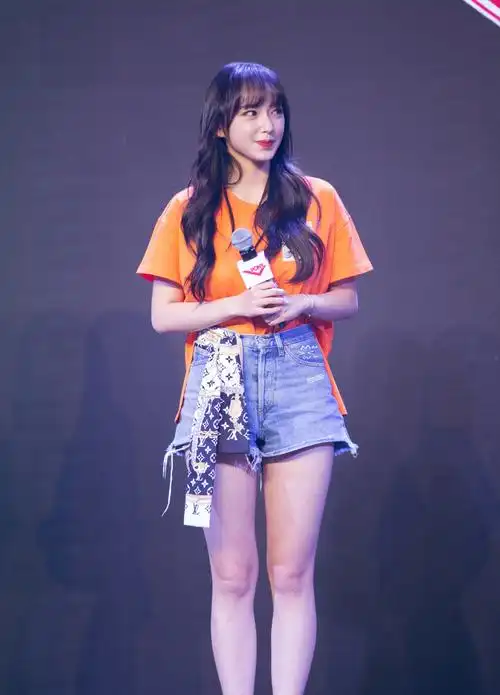 程潇为显腿长中腰短裤硬拉成高腰短裤可一坐下时世界都安静了