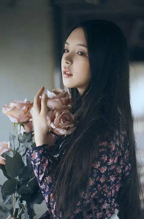 表情可以装,但眼泪不说谎 唯美小清新女生qq皮肤