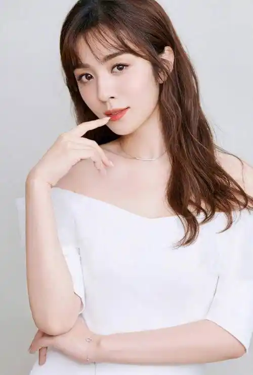 王晓晨:传嫁胡歌,拍戏差点瘫痪,34岁未婚仍有魅力_京剧_梨园_梨花