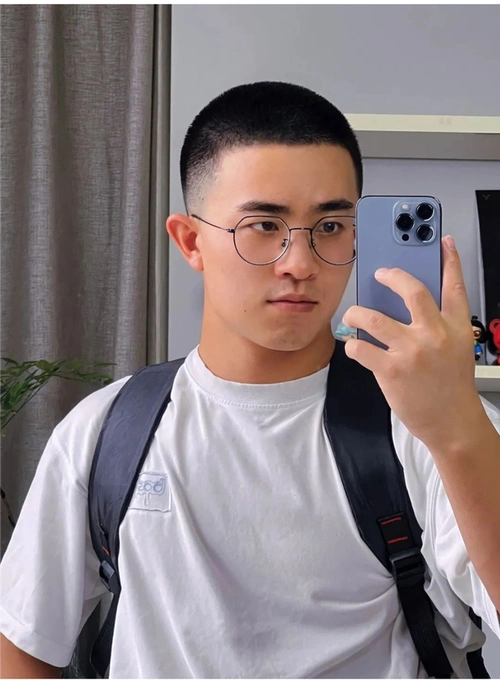 男人剪发变得更加的频繁,都想让自己清凉一些,今年夏天这些男士发型都