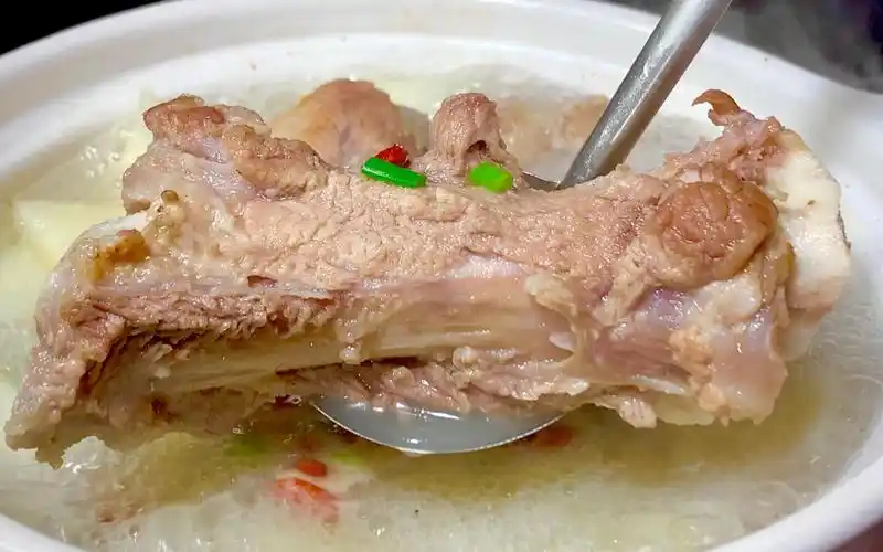 炖骨头汤,多做两个步骤,汤鲜味美,汤色奶白,营养又美味超好喝