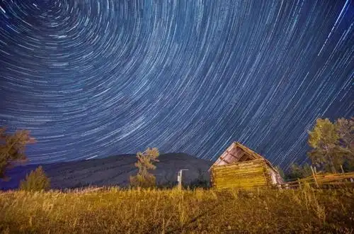 去了新疆,拍了最美星空,可以直接当壁纸了