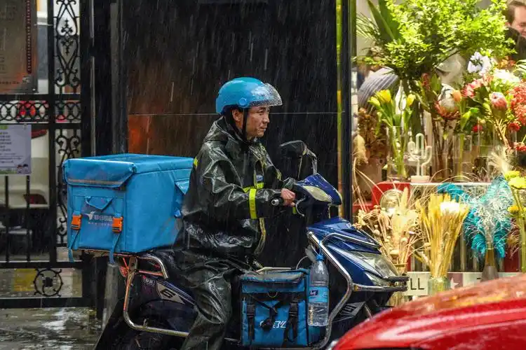 20200911雨中奔波的外卖小哥