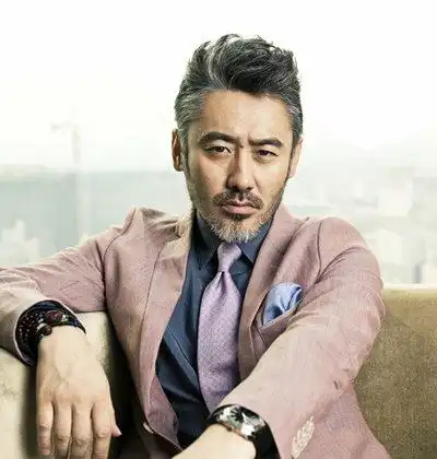 吴秀波背头礼服造型亮相时装之夜 "萌叔"吴秀波熟男露额发型雅痞时髦