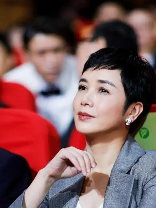 49岁蒋雯丽喜提视后,身穿不规则西装个性十足,自信沉稳气质满分|短发