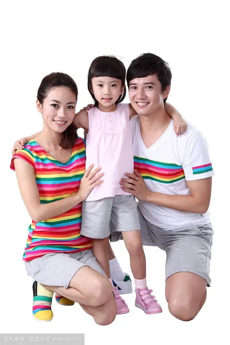 手牵手的一家三口