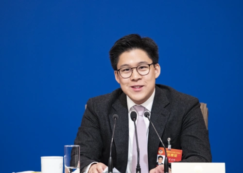 郭晶晶变装为老公庆生 霍启刚顶着爆炸头卖力献唱