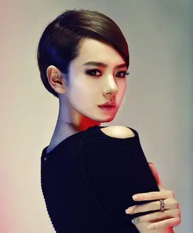 女生斜刘海短发发型图片 斜卷刘海发型图片(4)