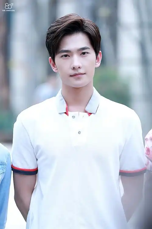 p>杨洋,1991年9月9日出生于上海,籍贯安徽合肥,毕业于中国人民解放军