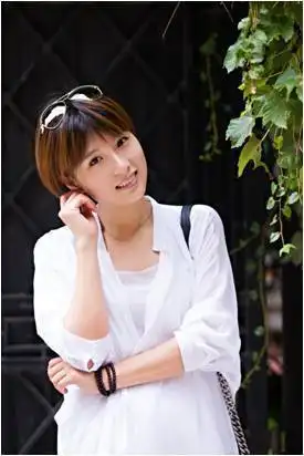 投票名优播音员主持人为雪瑾加油吧