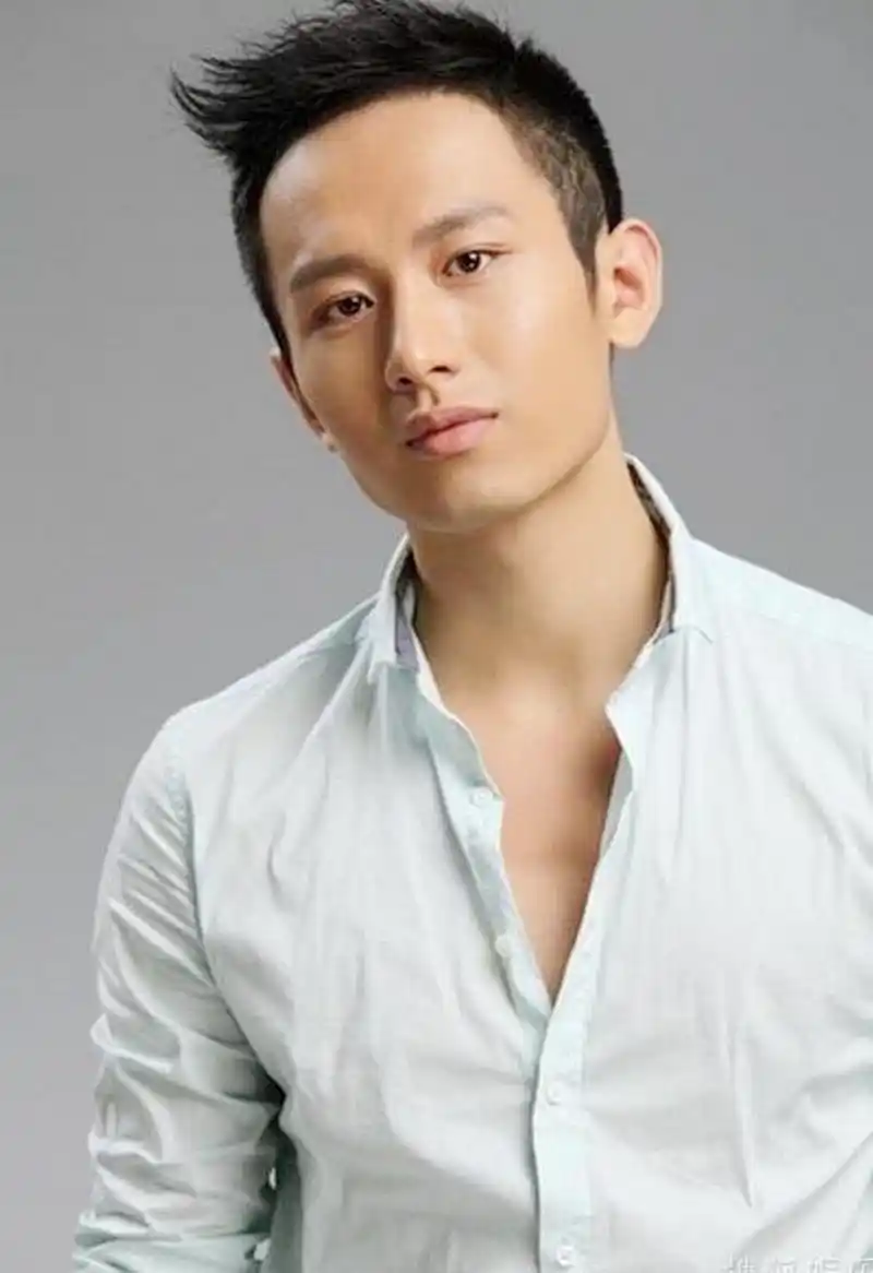 成毅.刚出道的时候,他看起来很老土.现在的他青春洋溢,英俊潇洒.