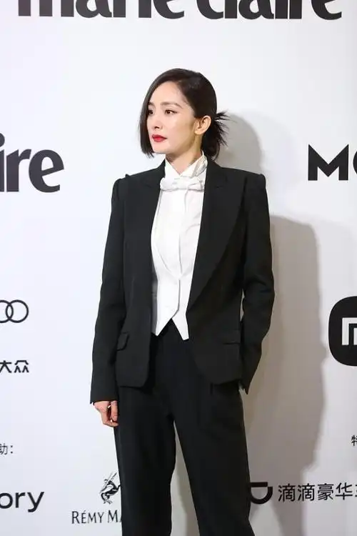 杨幂虽然长相妩媚但一身黑白搭配也很精英发型却很有个性