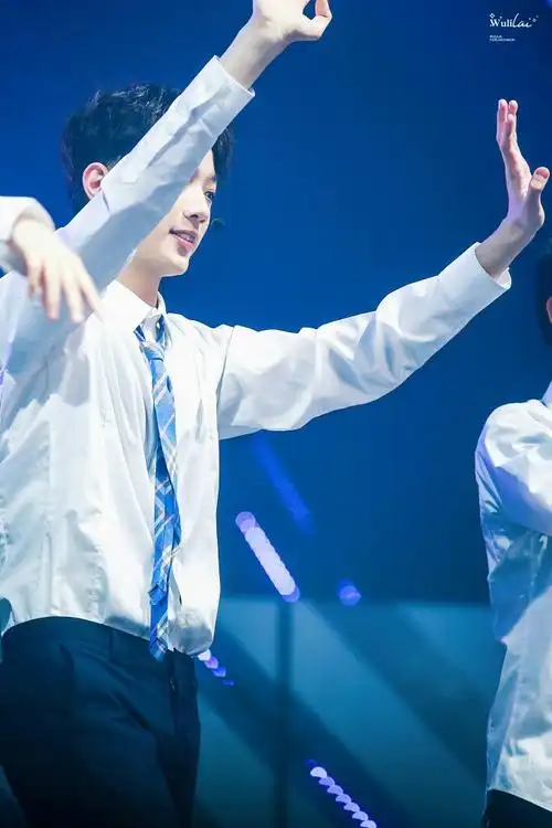 男版produce101wannaone忙内赖冠霖crlogo