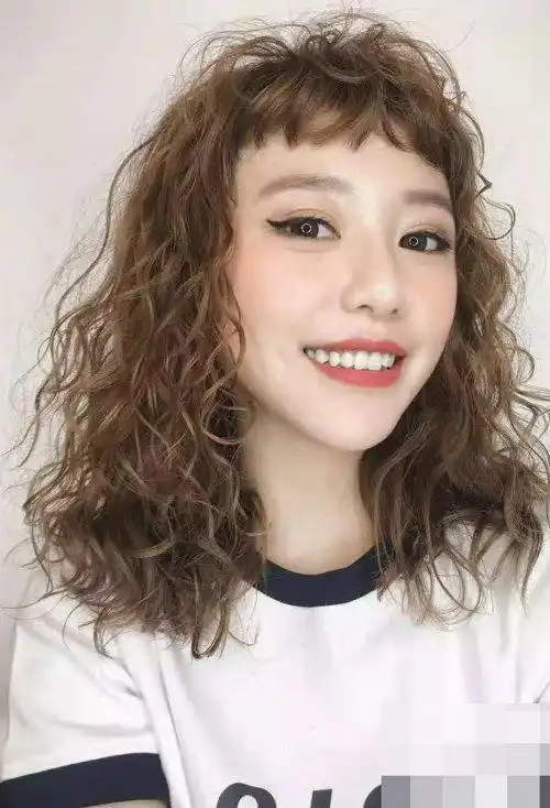 女版弹力十足泡面卷这么潮尽显女生气质的泡面卷发