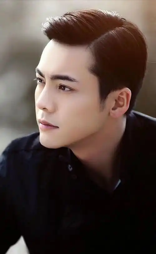 最近,陈伟霆的行程备受关注.